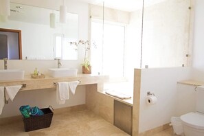 Shower, hair dryer, towels - Villa Bahari – Oceanfront Luxury Villa in Shore Pointe, Cupecoy (St. Martin) (Marigot)