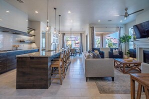 Table football, ping pong, offices - Arcadia 6 | BEST POOLSIDE LOCATION * Sleeps 16 * BBQ (Santa Clara)