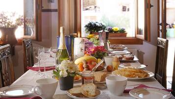 Free daily buffet breakfast