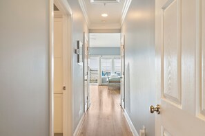 4 habitaciones, tabla de planchar con plancha, wifi y ropa de cama 
