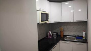 ห้องคอมฟอร์ทพักรวม (12 beds mixed dormitory room) | ครัวส่วนกลาง | ตู้เย็น, ไมโครเวฟ