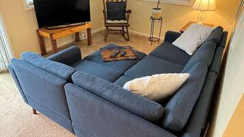 Smart-tv, dvd-spelare, böcker och ett filmbibliotek