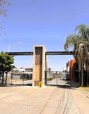 Pintu masuk hartanah