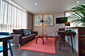 40-inch flat-screen TV with cable channels, LED TV - Arboleda 5 (Silao)