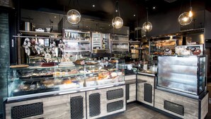 Een bakkerijdisplay met verschillende gebakken producten en een koelgedeelte.