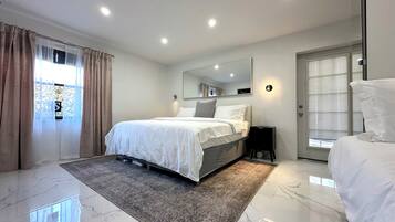 6 bedrooms, desk, iron/ironing board, WiFi