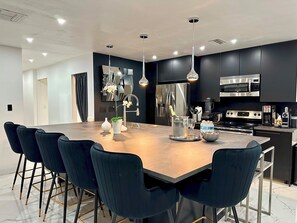 Frigorífico, microondas, lavavajillas y cafetera o tetera