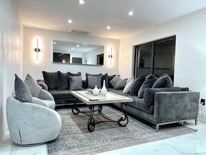 Una televisión, una chimenea