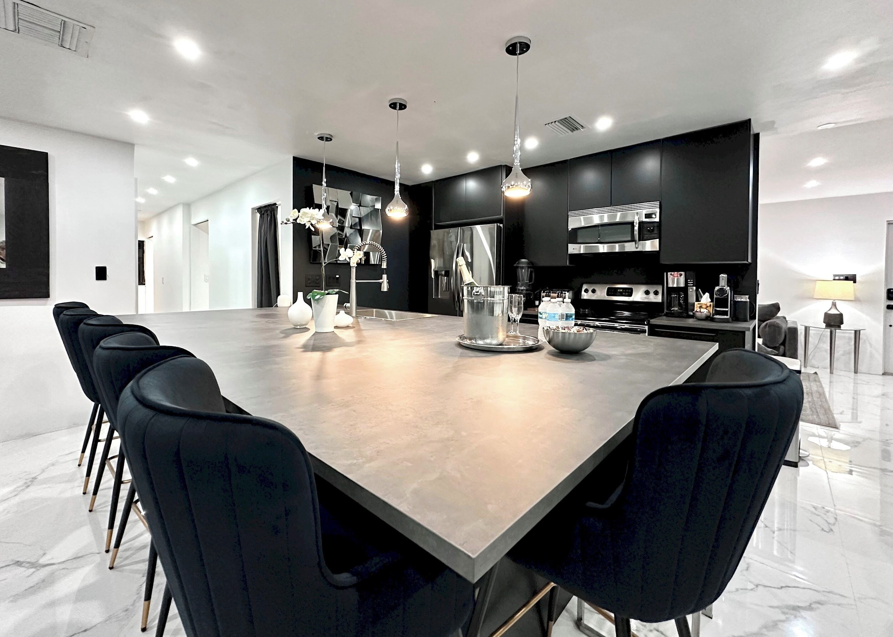 Réfrigérateur, micro-ondes, lave-vaisselle, cafetière/bouilloire