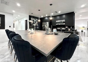 冷蔵庫、電子レンジ、食器洗い機、コーヒー / ティーメーカー