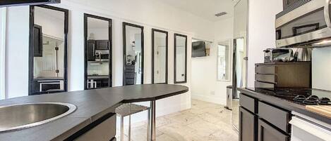 Refrigerador, microondas, cafetera y tetera y congelador