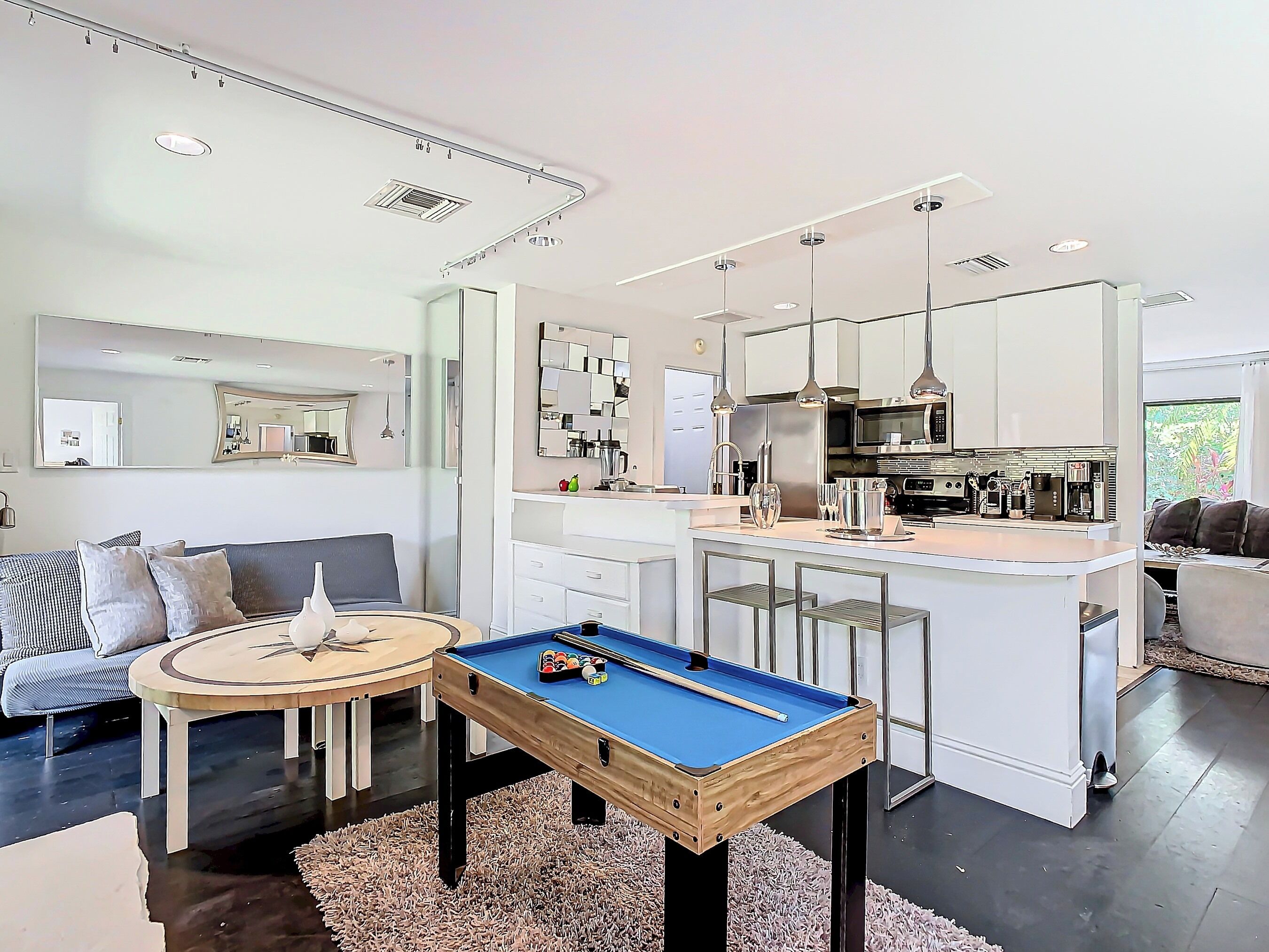 Télévision, cheminée, console de jeux vidéo, Netflix