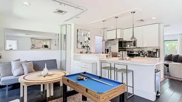 TV, fireplace, video-game console, Netflix