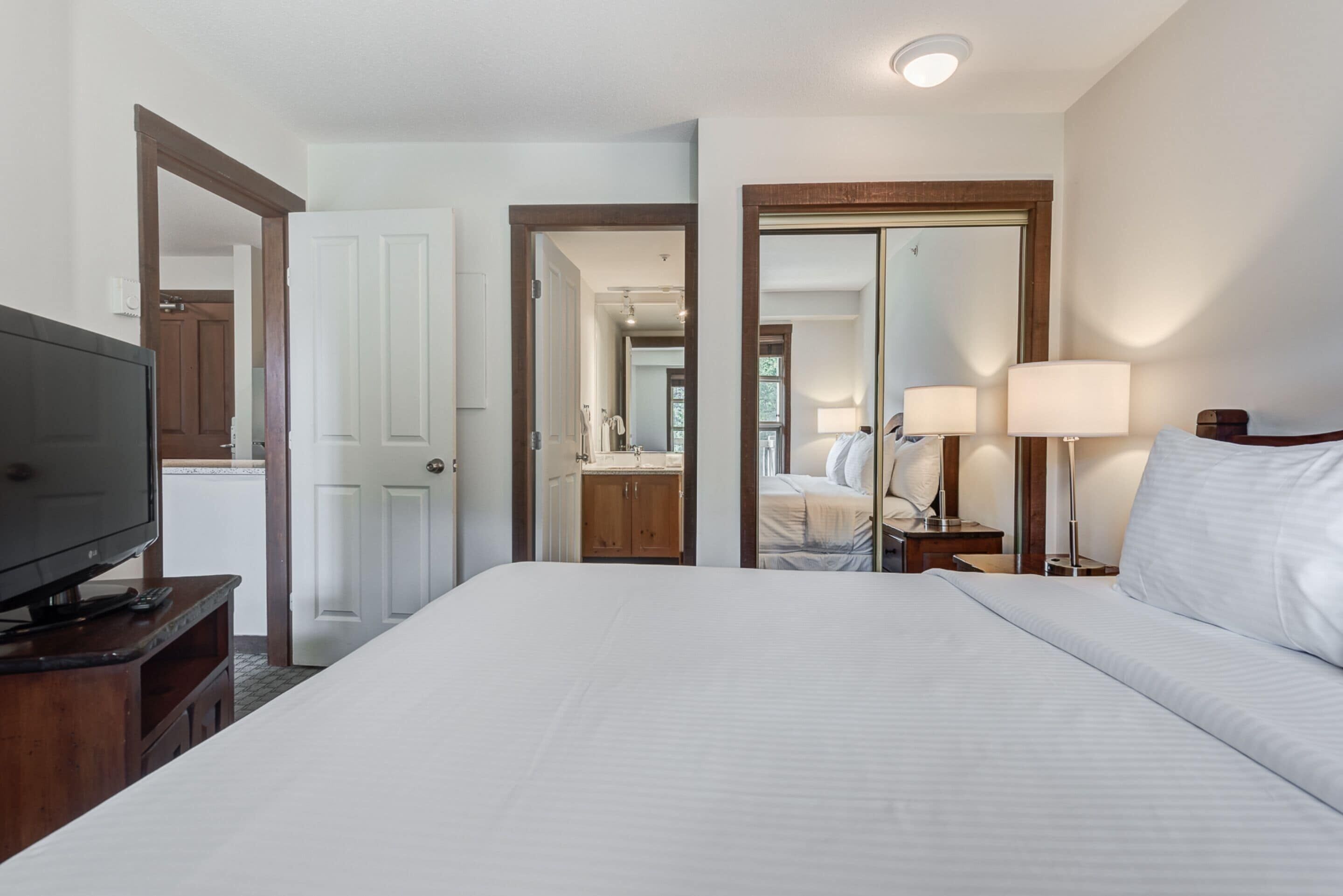 Ropa de cama de alta calidad y cortinas opacas