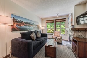 Suite estudio, cocina | Sala de estar | Smart TV de 32 pulgadas con canales por cable, televisión y chimenea 