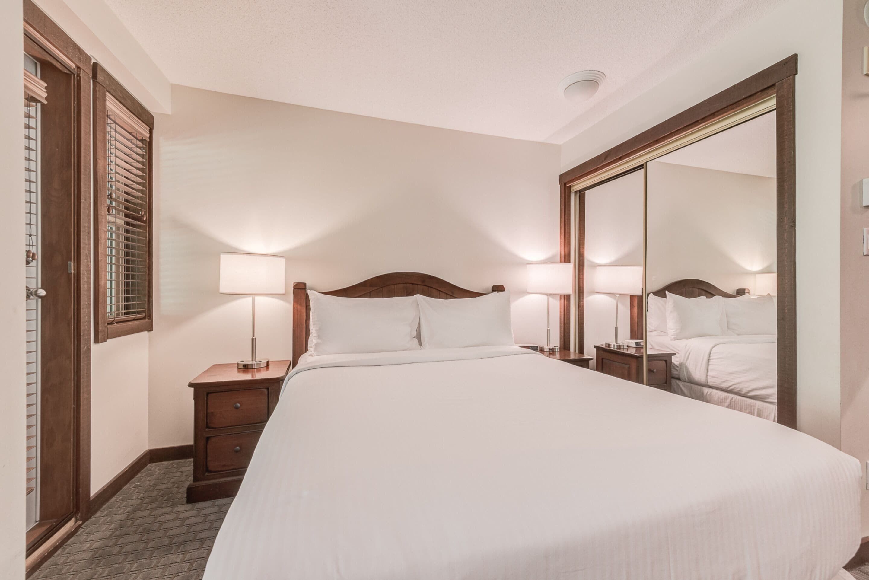 Ropa de cama de alta calidad y cortinas opacas