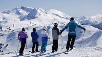 Eine Gruppe von Skifahrern auf einem verschneiten Berghang.