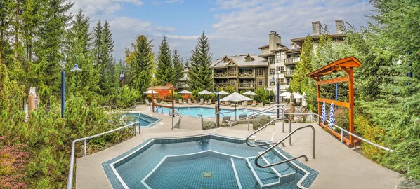 Alberca al aire libre y camastros 