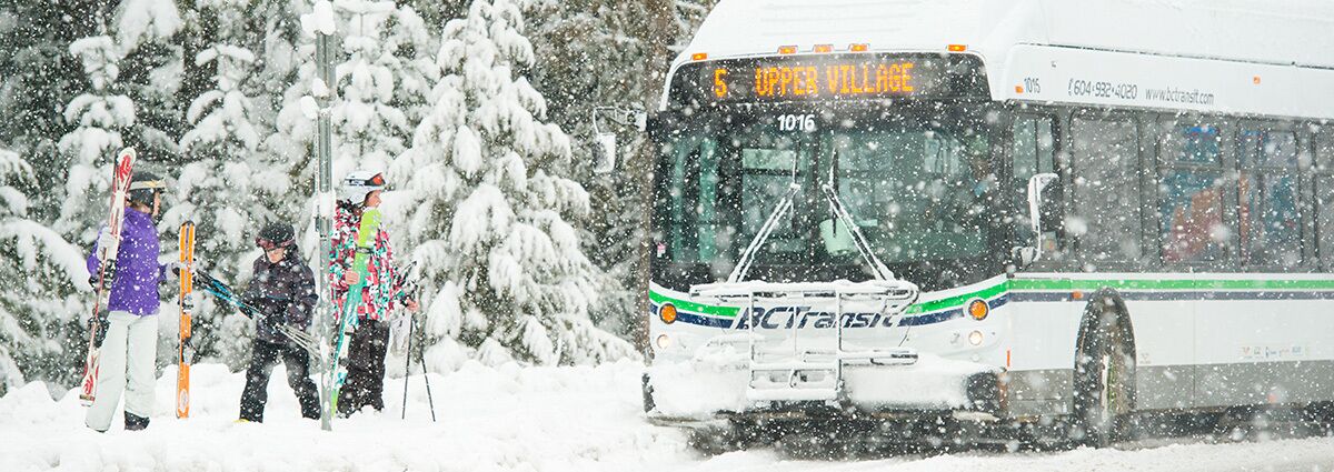 Un autobus dont la destination est indiquée comme étant « Upper Village » et qui porte le numéro « 1016 » à l’avant.