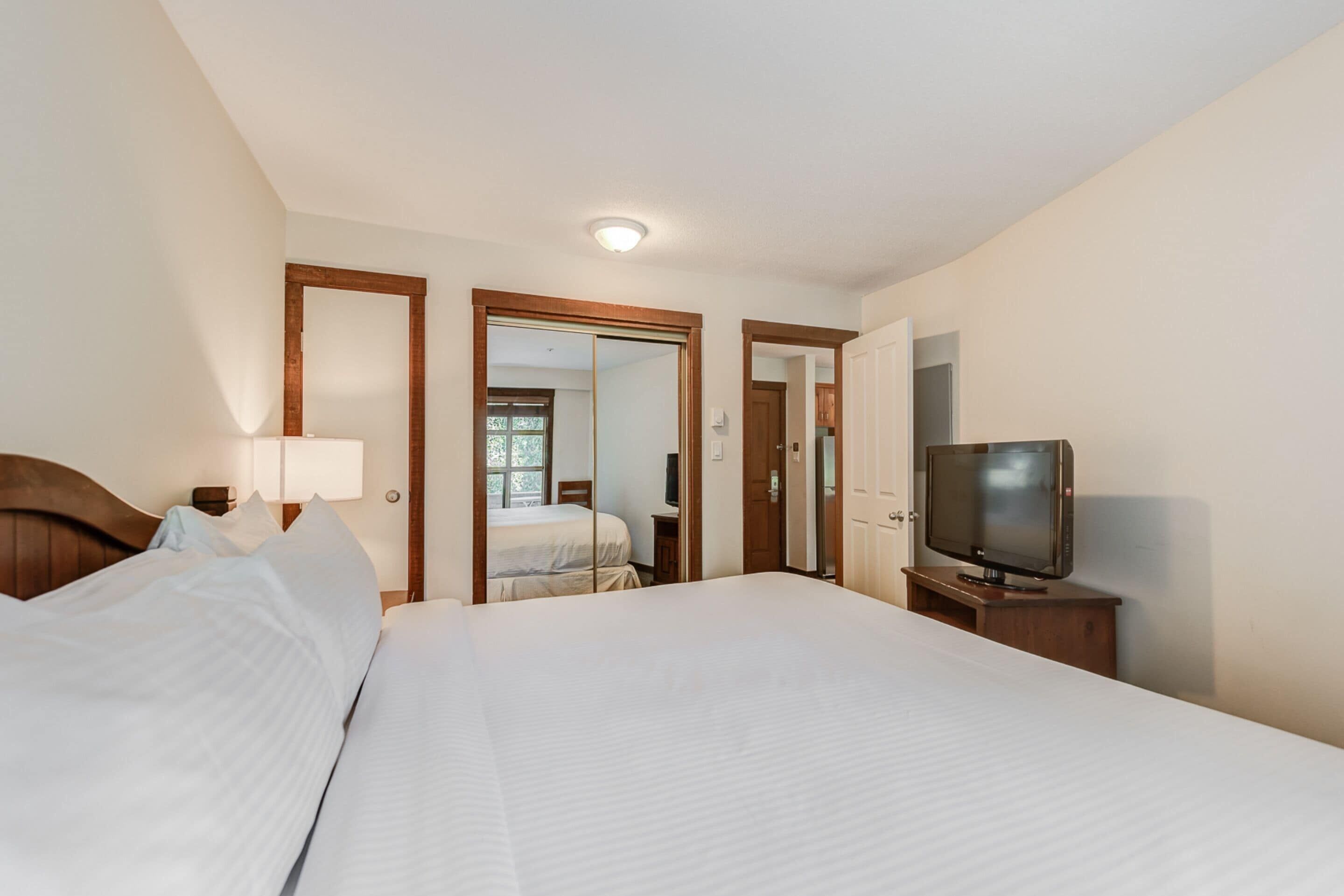 Ropa de cama de alta calidad y cortinas opacas