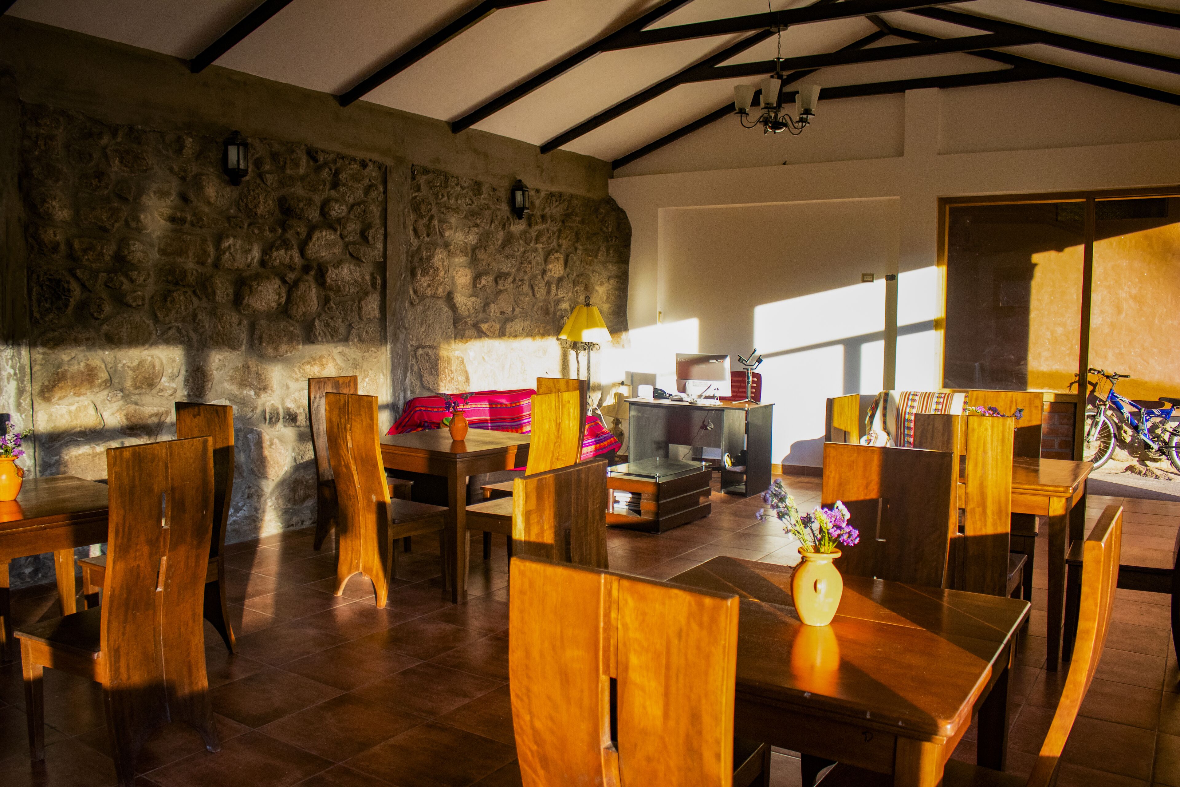 Un comedor rústico con muebles de madera y paredes de piedra.