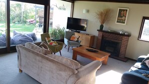 TV, fireplace, DVD player, ping pong - Stunning family home in sunny Havelock North (Havelock North)