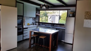 Fridge, microwave, oven, stovetop - Stunning family home in sunny Havelock North (Havelock North)