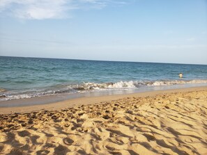 Chaises longues, serviettes de plage
