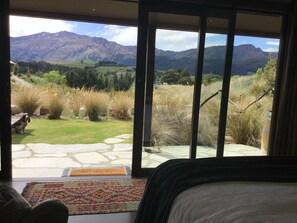 1 bedroom, desk, iron/ironing board, free WiFi - HawkRidge Chalet - Honeymooners Chalet Spa Pool &  Uninterrupted  mountain views (Queenstown)