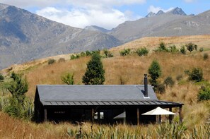 Exterior - HawkRidge Chalet - Honeymooners Chalet Spa Pool &  Uninterrupted  mountain views (Queenstown)