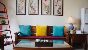 City-Apartment, 4 Schlafzimmer | Wohnbereich | Flachbildfernseher