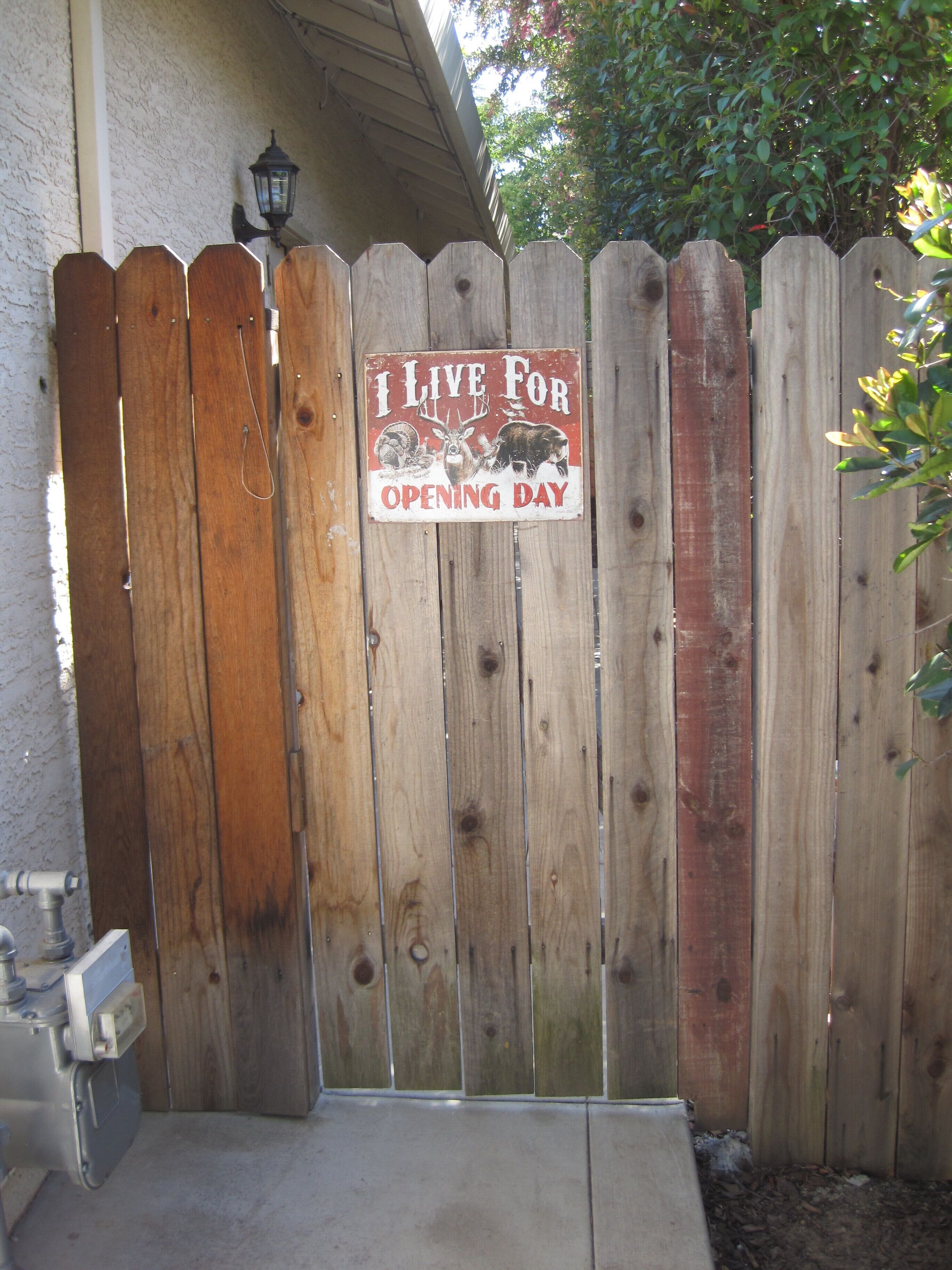 Una valla de madera con un cartel que dice 'I LIVE FOR OPENING DAY'.