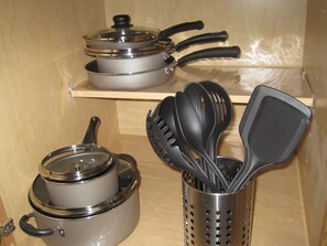 Kjøleskap, mikrobølgeovn, kokeplater og kaffetrakter/tekoker