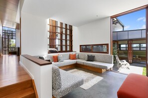 TV - Architect designed luxury with views and walking distance to beach. (Point Lookout)