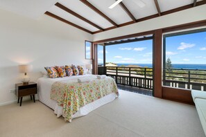 4 bedrooms, free WiFi, bed sheets - Architect designed luxury with views and walking distance to beach. (Point Lookout)