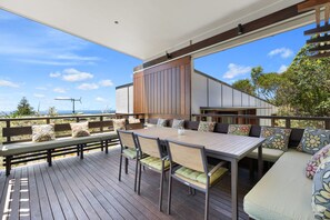 Outdoor dining - Architect designed luxury with views and walking distance to beach. (Point Lookout)