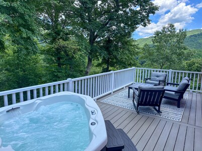 Red Barn Escape: Hot Tub, Fire Pit, Grill - MountainViews Near AVL!