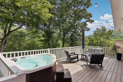 Red Barn Escape: Hot Tub, Fire Pit, Grill - Mountain Views Near Asheville!