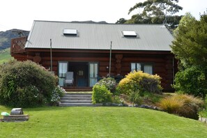 Exterior - Log Cabin Vacation Retreat (Port Levy)