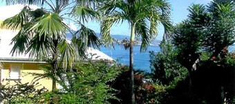 Vous offre une vue panoramique exceptionnelle sur la baie de Fort de France