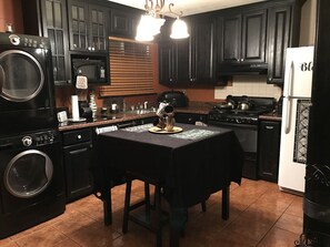 雪櫃、微波爐、焗爐、爐具