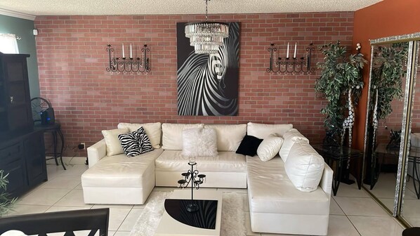 智能電視、壁爐、音響