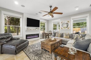 Smart-tv, eldstad, dvd-spelare och böcker