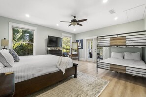5 chambres, fer et planche à repasser, lit de bébé portatif