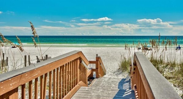 Nära stranden och solstolar