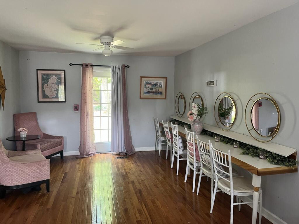 Sunny Palm Room | Individually decorated, individually furnished, free WiFi