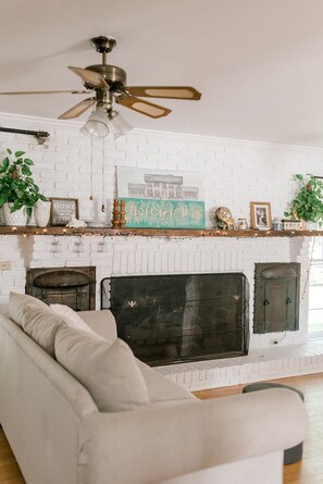 Flat-screen TV - Georgia Palms & Gardens (Powder Springs)