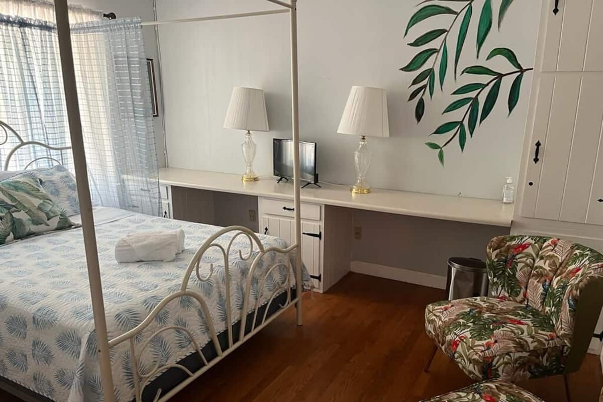 Georgia Palm Room | Individually decorated, individually furnished, free WiFi