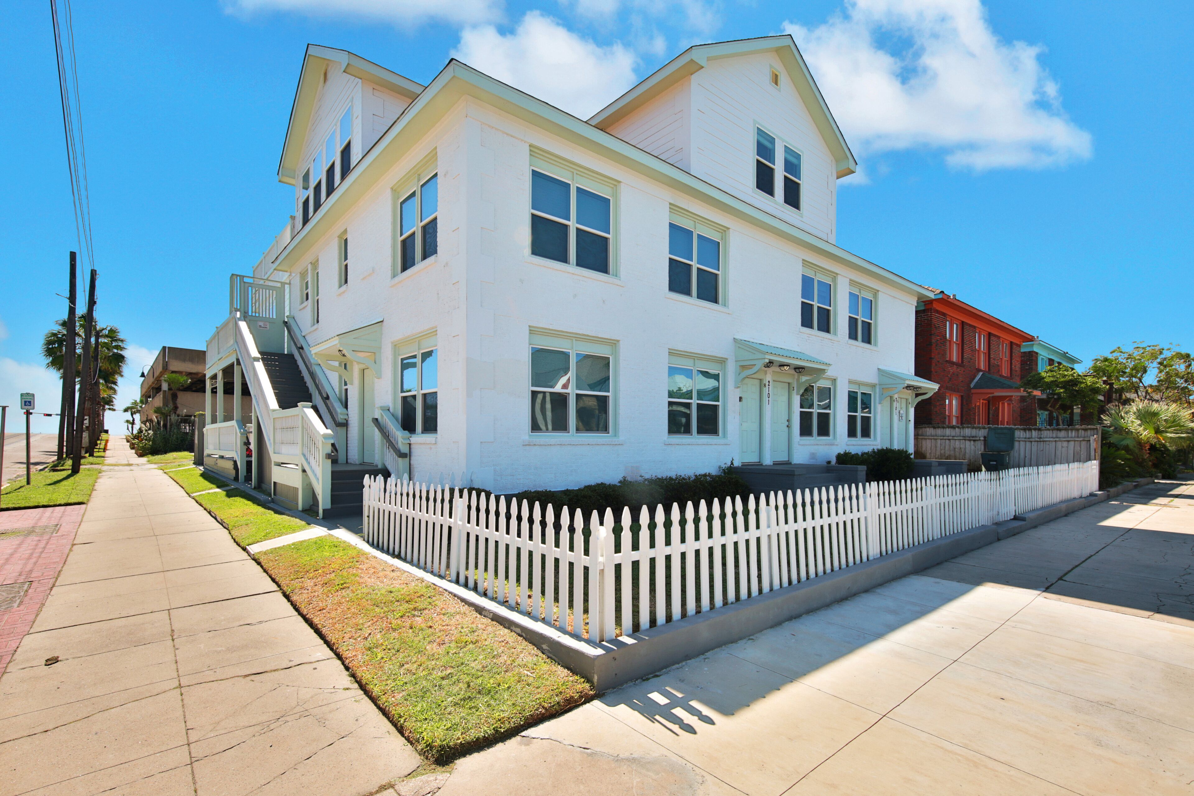 New listing! Bright and dog-friendly house w/ beach views - close to all the fun