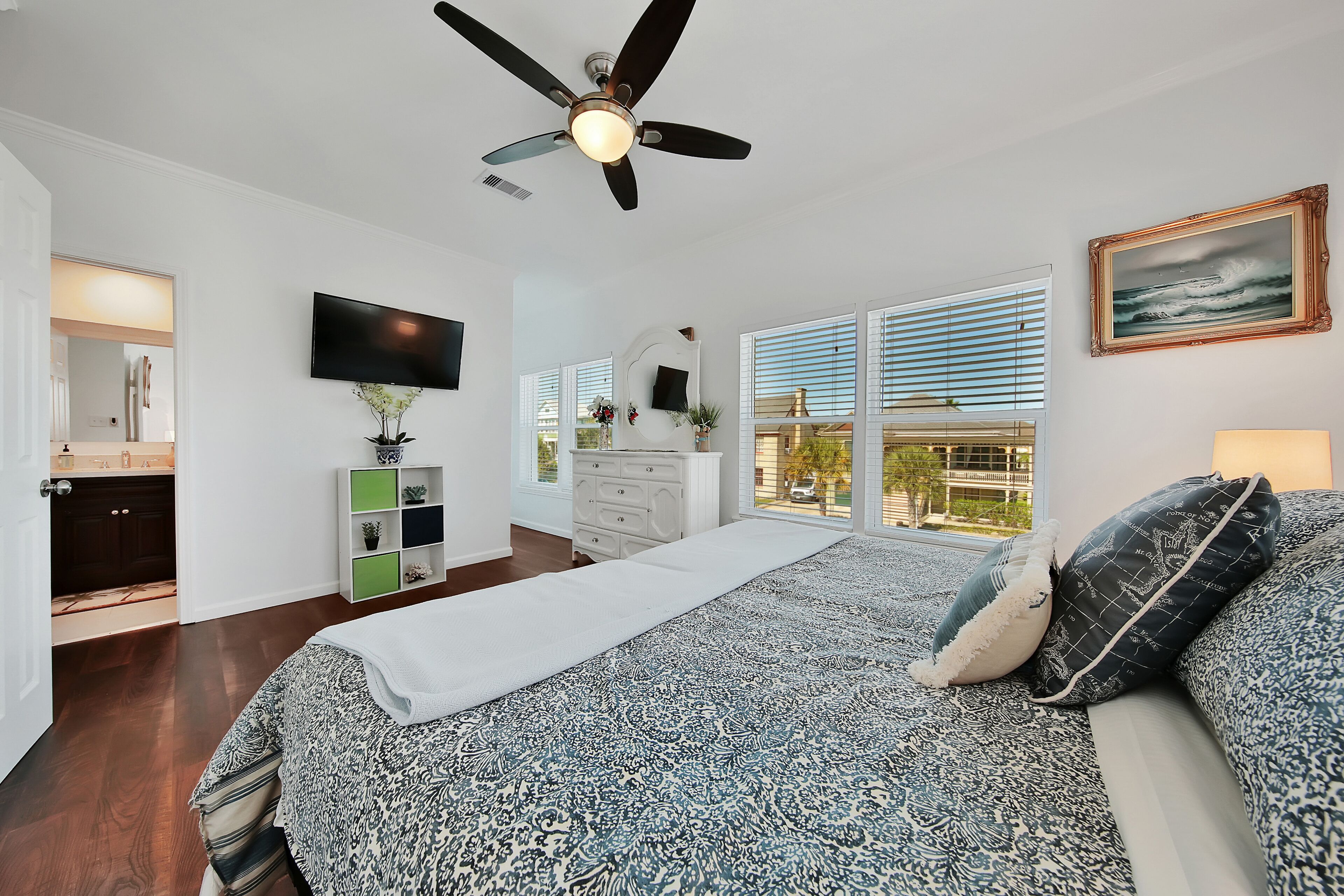 New listing! Bright and dog-friendly house w/ beach views - close to all the fun